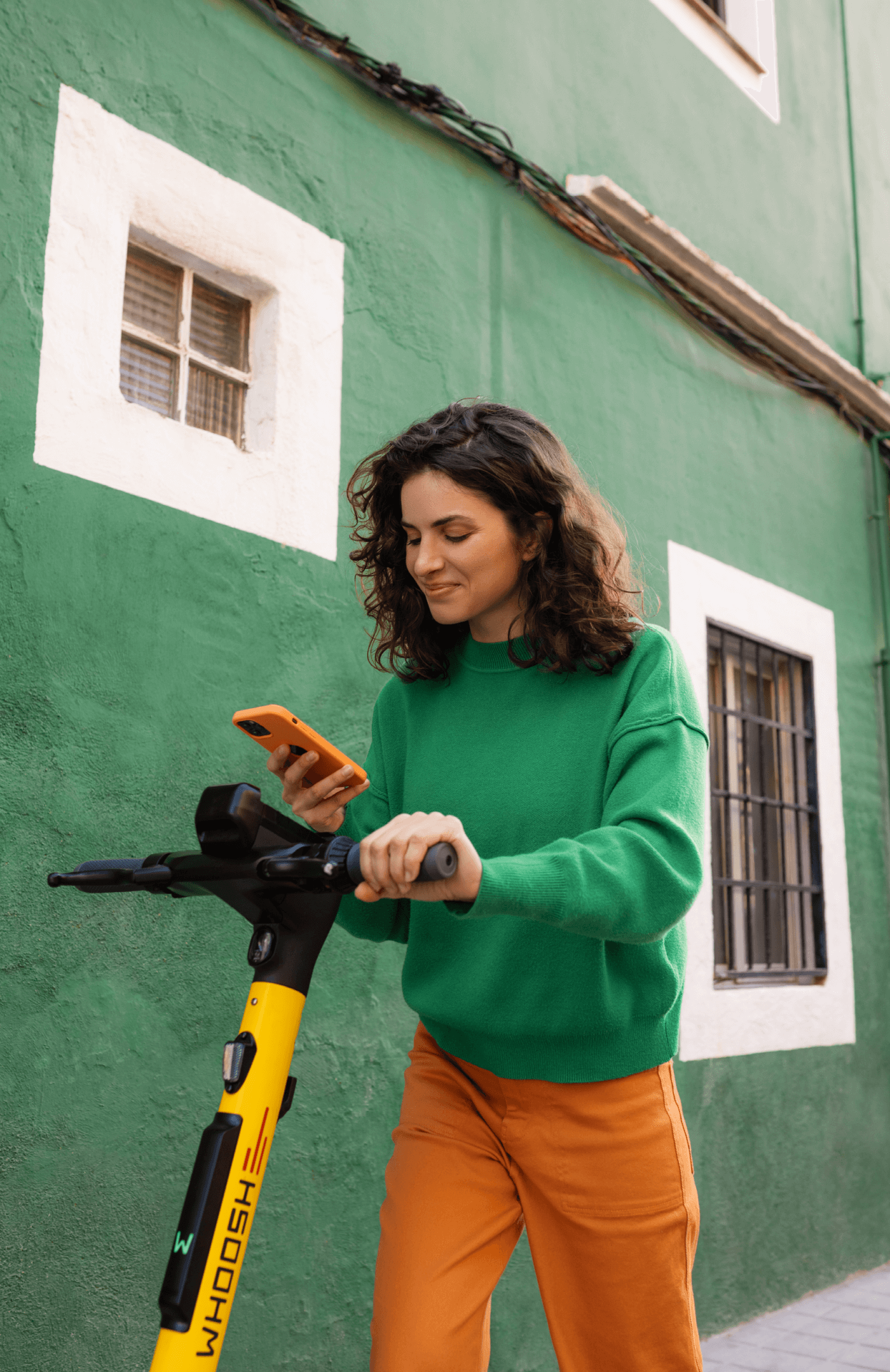 Девушка на самокате