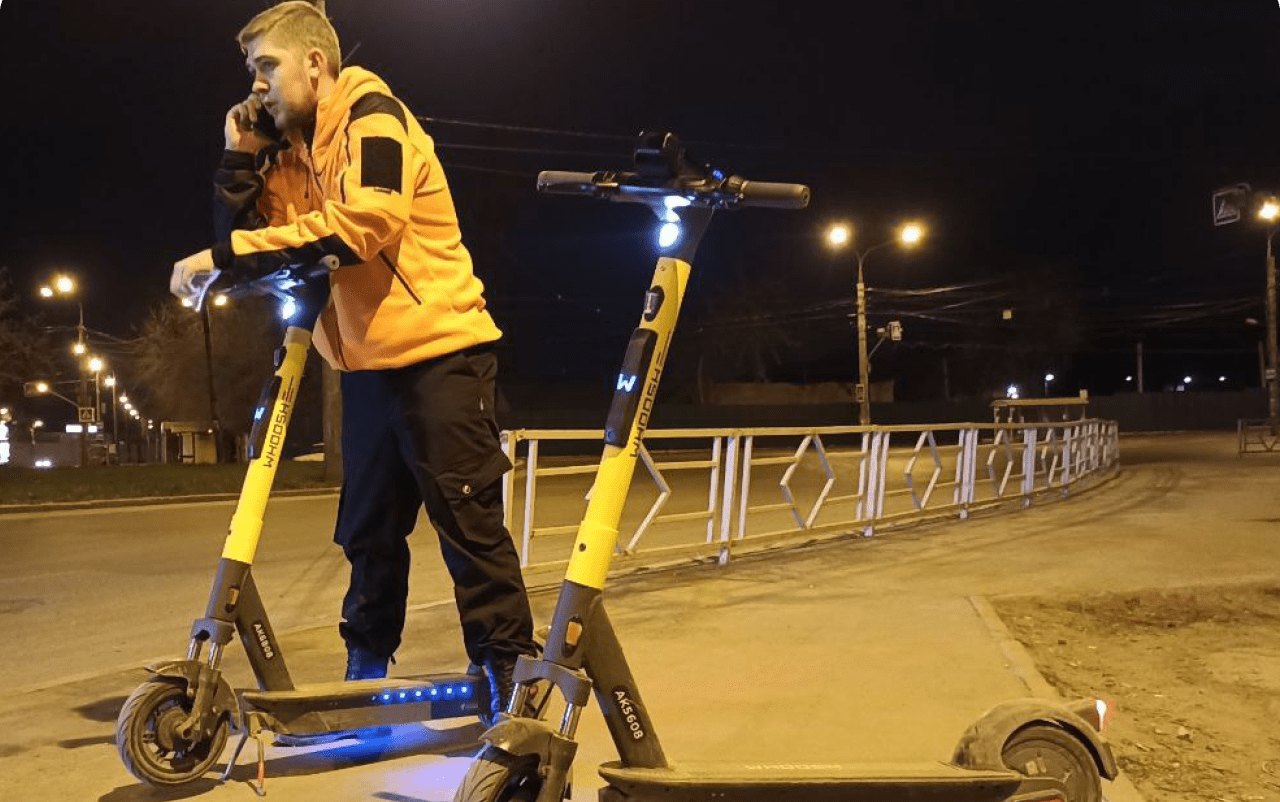 Волонтер на самокате, пустой ночной город